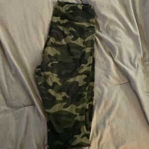 Camo print women’s leggings. XXL